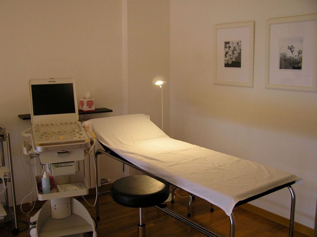 Camilla y máquina para pruebas cardiológicas