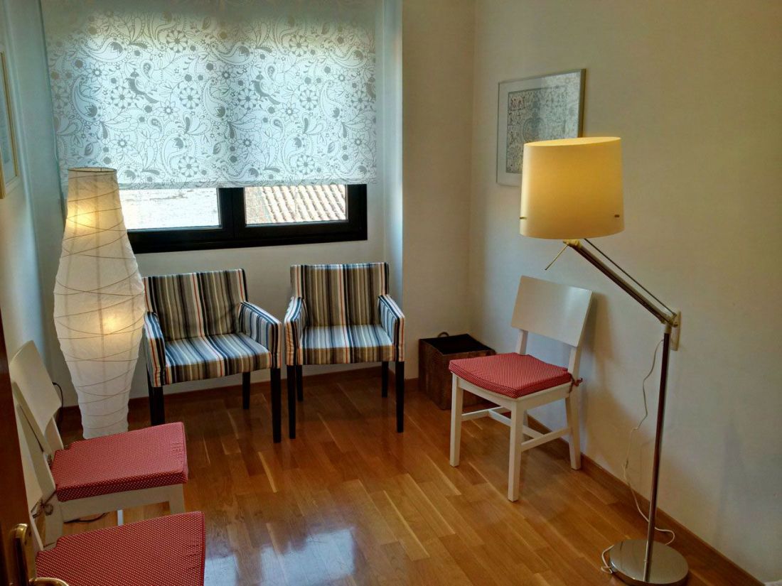 Sala de espera con dos sillas